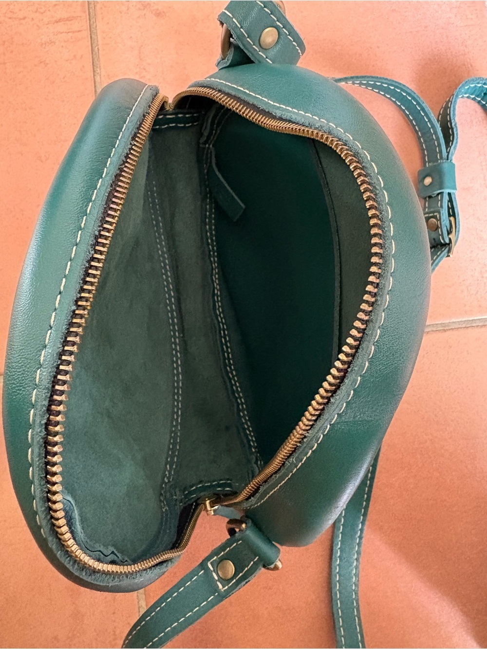 Portland Leather Teal Round Crossbody Purse - in great condition! - Picture 4 of 9